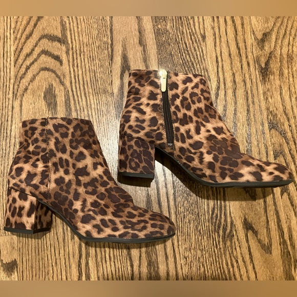 Francesca’s Cheetah Print Booties - Picture 1 of 5